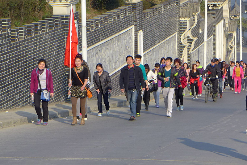 2015年3月8日好体育官网登录入口集团开展“香溪洞-吉河徒步踏青活动”庆祝三八节！